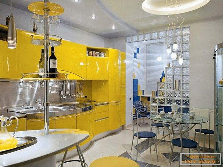 En las mejores tradiciones del estilo vanguardista, se eligen muebles para la cocina. El juego de cocina de color amarillo no solo es práctico y funcional, sino también elegante.