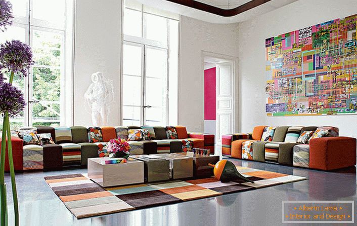 Una colorida habitación de invitados de estilo vanguardista en una gran casa de una familia italiana. La idea de diseño combina de manera competente una cubierta de alfombra y muebles de escala de color aproximadamente idéntica.