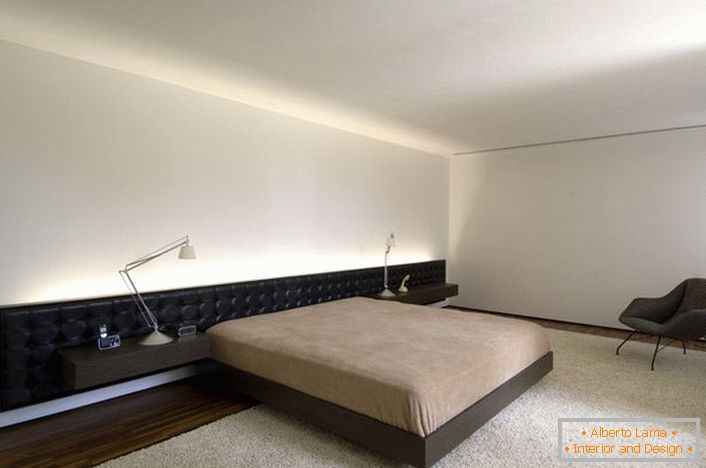 La cama con un cabecero suave y alargado se adapta perfectamente al proyecto de diseño.
