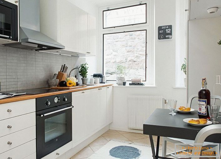 La cocina en el estilo escandinavo es un gran lugar para cálidas reuniones familiares. El espacio está decorado modestamente, lacónicamente, pero con gusto.