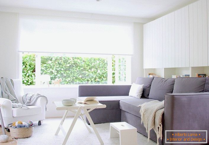 La combinación de colores blanco y gris siempre parece rentable, especialmente si se trata de un estilo escandinavo. La sala de estar con muebles suaves es amplia y luminosa.