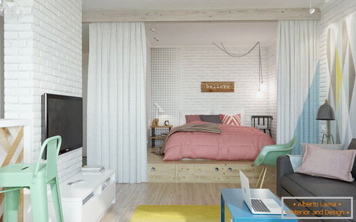 El estilo escandinavo es ideal, si hablamos del diseño de un apartamento pequeño. En el nicho se encuentra un dormitorio con una gran cama suave.