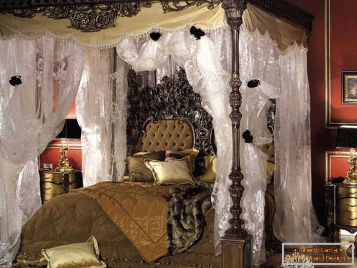 Lujosa habitación en estilo barroco. En el centro de la composición hay una enorme cama con dosel. 