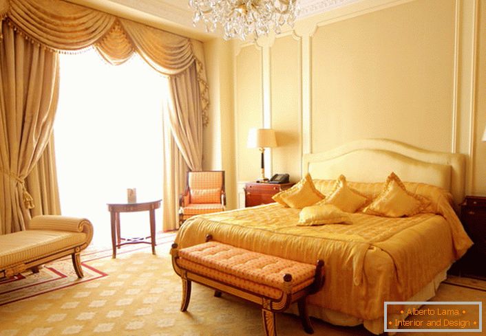 Dormitorio beige y dorado en estilo barroco.