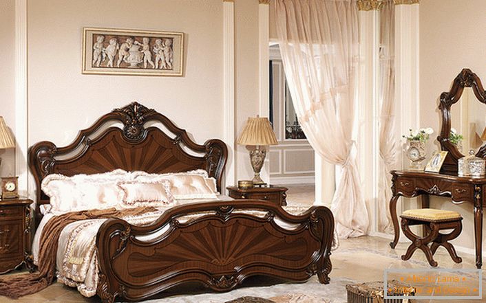 El estilo barroco clásico está representado por muebles de madera oscura lacados.