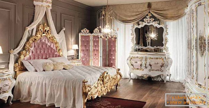 Un dormitorio en el estilo barroco para una verdadera dama. Los detalles rosados ​​en el diseño hacen que el interior sea verdaderamente