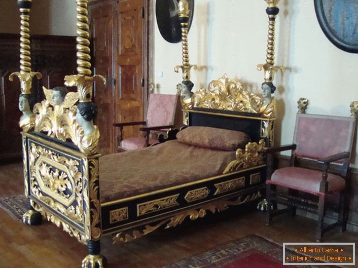 Dormitorio en estilo barroco напоминает о временах средневековья. 