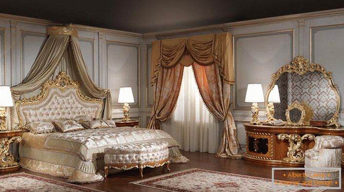 El espejo para un dormitorio grande se elige correctamente. La forma del óvalo incorrecto se ve muy bien en el marco de una madera tallada dorada.