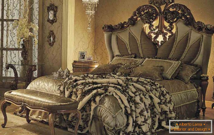 Una cama de lujo en un dormitorio de invitados en un estilo barroco en una casa de campo en una de las provincias de Francia.