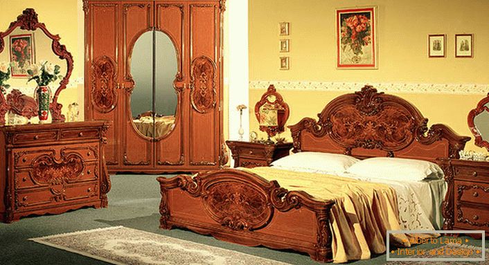 Muebles italianos para el dormitorio en el estilo barroco.