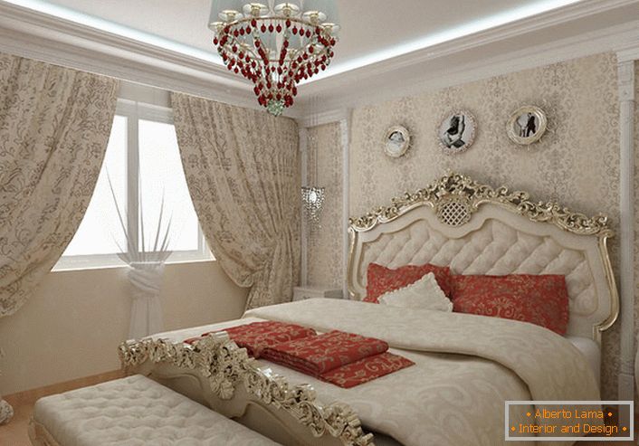 La cama con respaldos ornamentados de color dorado se adapta muy bien a la imagen general en el estilo barroco.