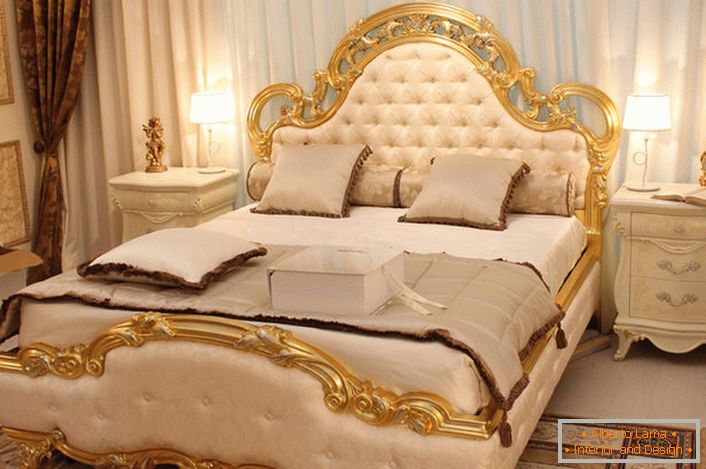 Las partes posteriores de la cama están cubiertas con seda suave de color beige de acuerdo con los requisitos del estilo barroco.