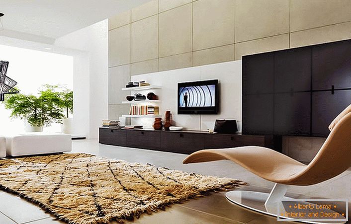 Una opción natural para la sala de estar: una pared de gabinete modular y sofás. Un chip especial del interior es un banco de silla ergonómico.