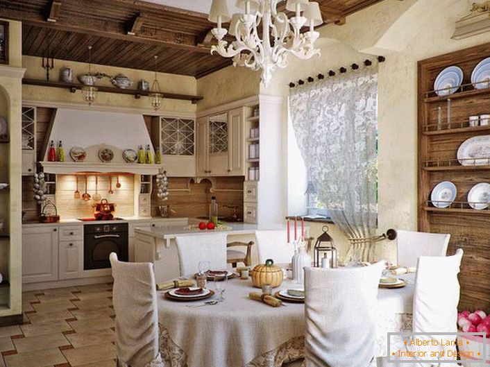 Cocina acogedora en un estilo rústico. Cabe destacar los estantes decorativos hechos de madera para platos y otros utensilios. 