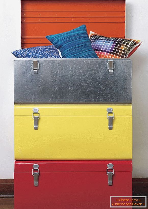 Almohadas multicolores en una maleta