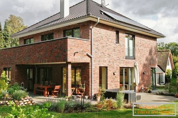 Hermosas fachadas de casas - una foto de una casa de ladrillo