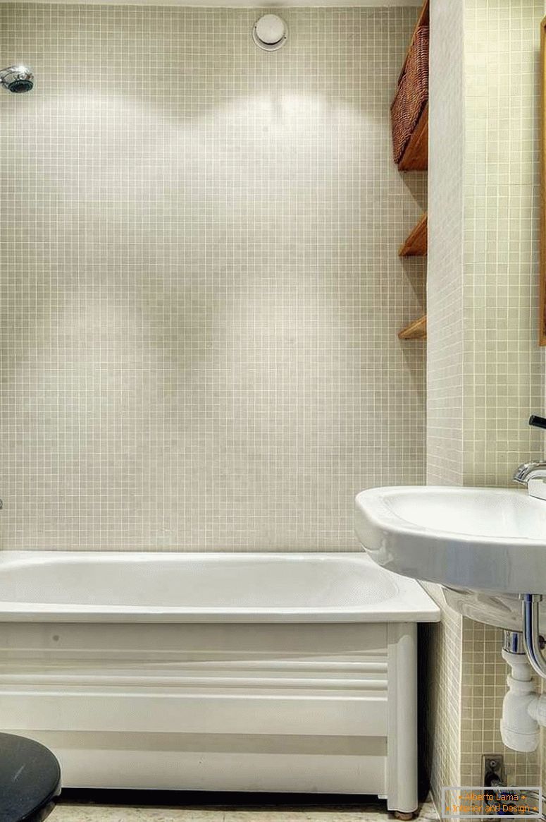 Elegante baño de un pequeño apartamento en Suecia