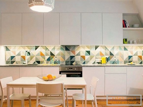un panel de azulejos en la cocina, foto 26