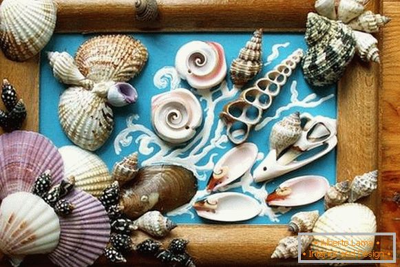 un panel de conchas marinas y piedras, foto 2