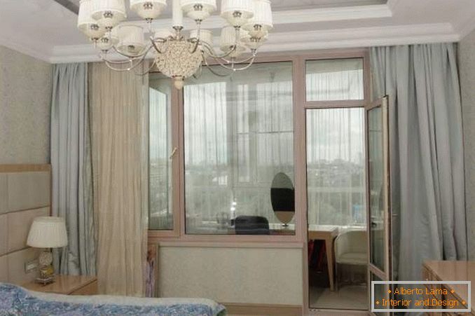 Dormitorio con balcón con ventanas panorámicas - la idea del interior