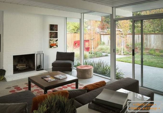 Diseño de una sala de estar con una ventana panorámica - una foto en el interior de una casa privada