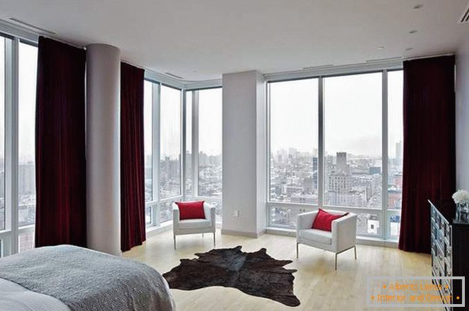 Ventanas panorámicas - foto en el interior de una habitación en un apartamento de esquina