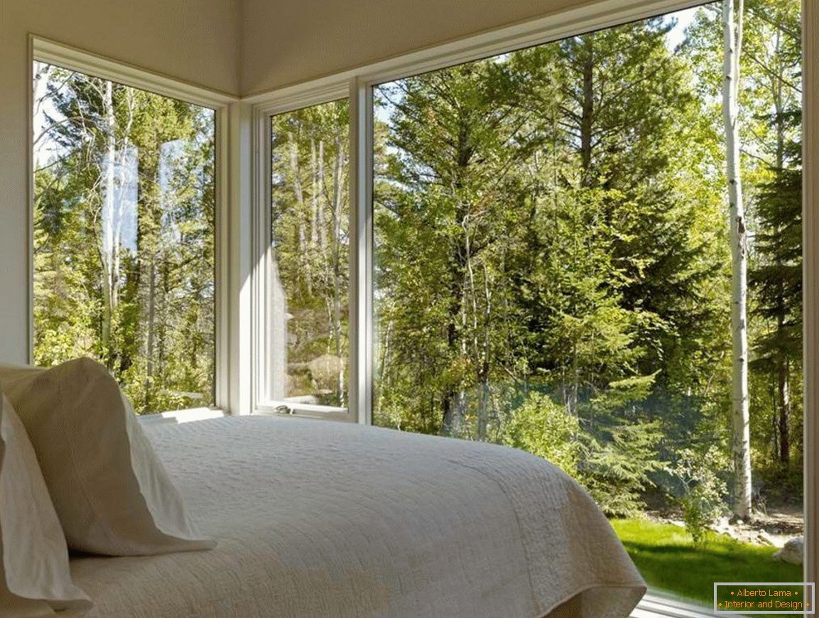 El dormitorio с видом на лес
