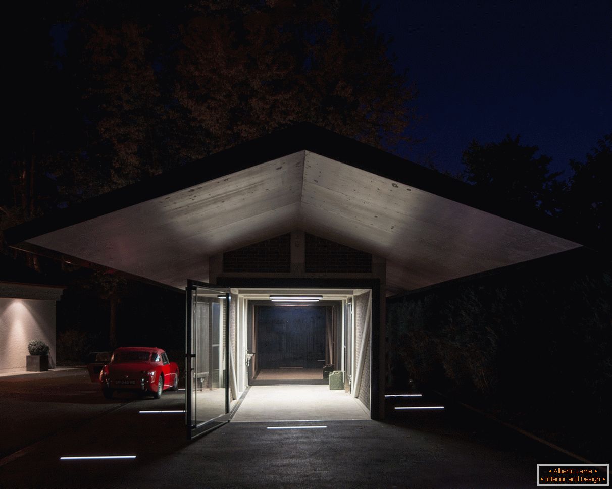 Iluminación nocturna del garaje con un dosel