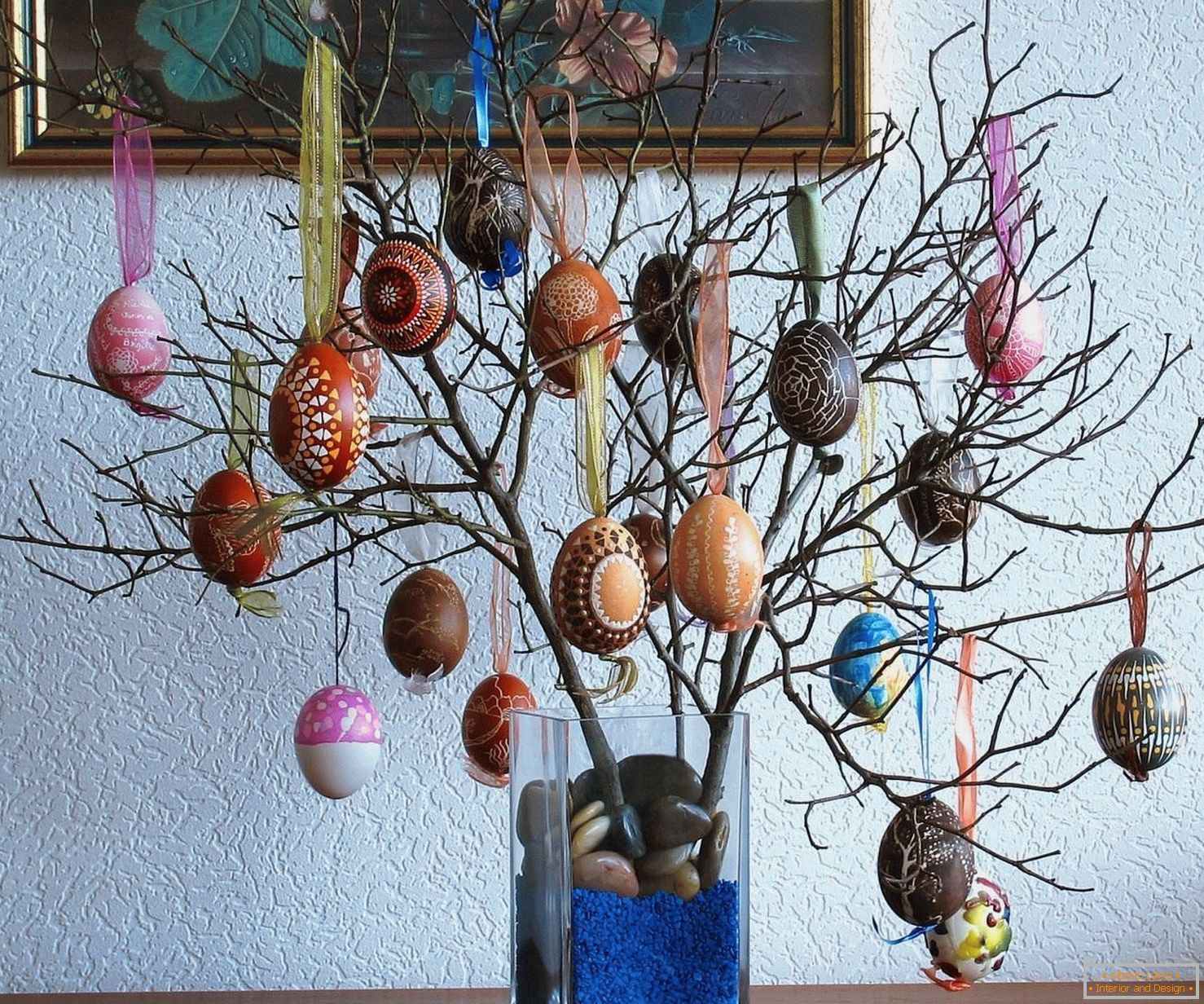 Rama con huevos de Pascua en un florero
