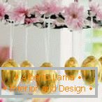 Araña de flores y huevos de oro
