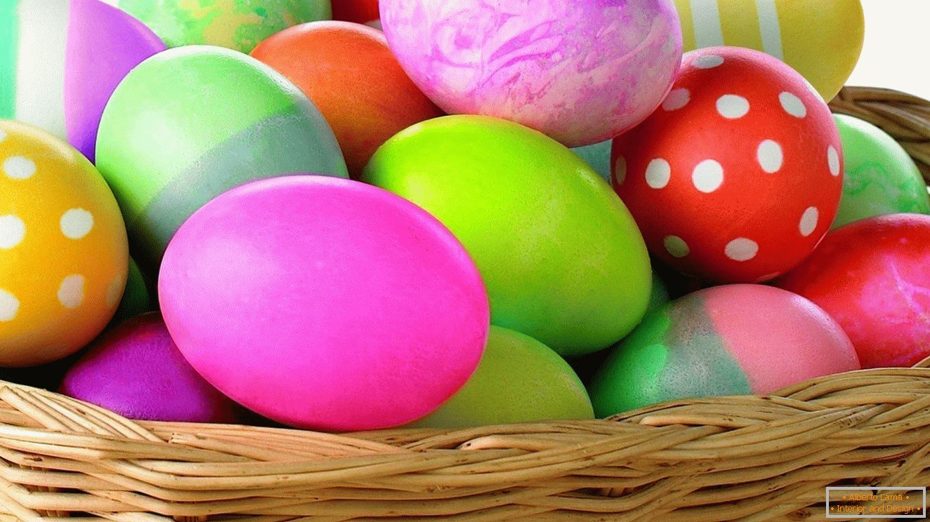 Cesta con huevos de Pascua