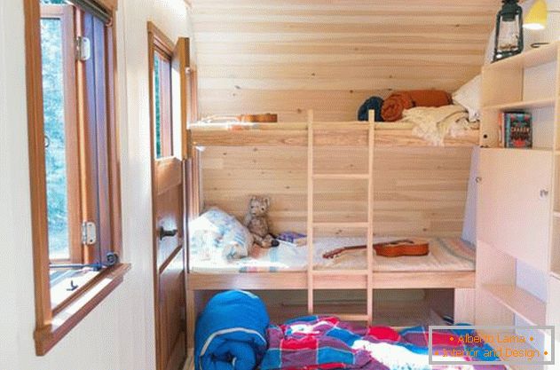 Una mini-casa cómoda: una foto de Ontario. Sección extensible debajo de la cama