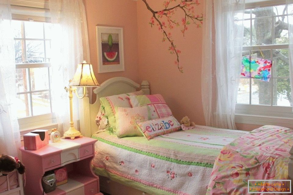 Sakura en la pared en el cuarto de niños