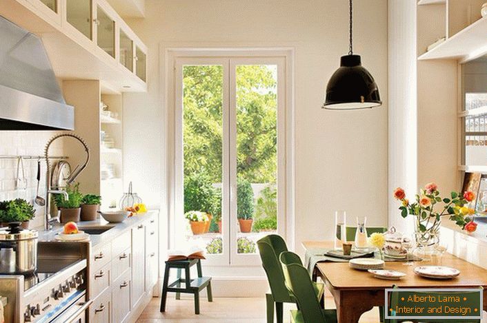 Una pequeña cocina en estilo escandinavo en una casa suburbana de un empresario de Moscú. Una solución exitosa para organizar el espacio de la cocina.