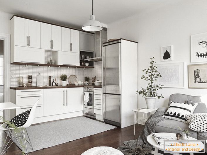 El elegante interior en tonos gris-blanco está decorado en estilo escandinavo. Una característica notable es el uso de elementos decorativos de géneros de punto. 