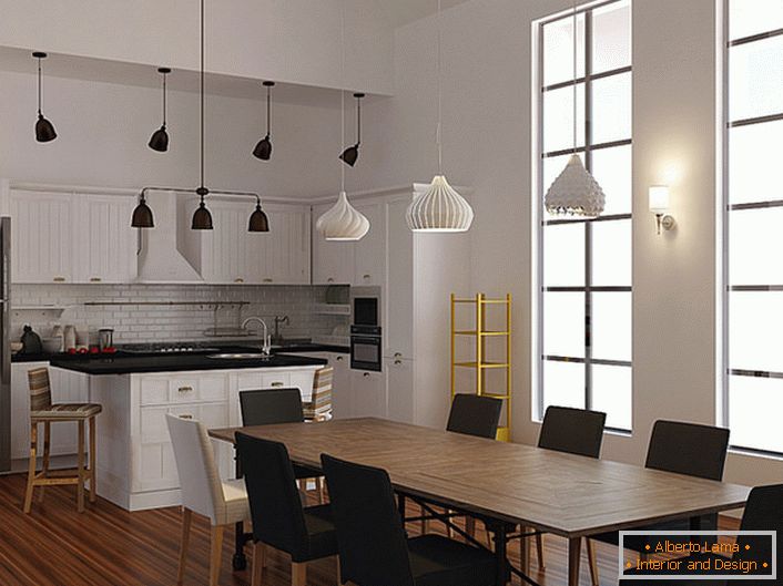 Un ejemplo de iluminación bien elegida para la cocina en estilo escandinavo. Para iluminar las áreas de comedor y trabajo, se usan diferentes modelos de candelabros de techo. 