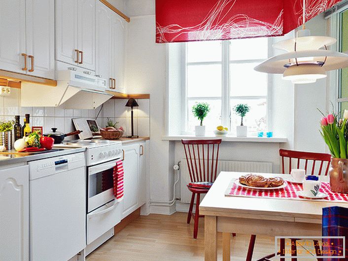 El color blanco en combinación con el rojo noble mejora visualmente la cocina. Los acentos brillantes y saturados hacen que la sala sea elegante y creativa. 