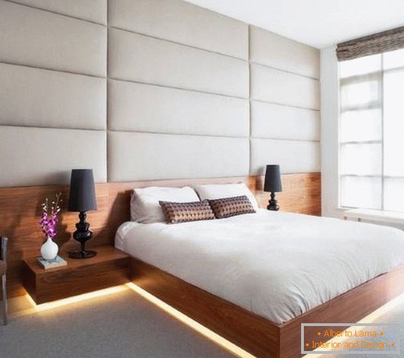 Hermosa cama de madera con luz