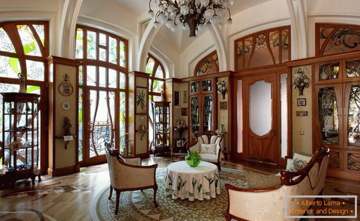 Amplia sala de estar en estilo Art Nouveau. Exquisitas líneas suaves, decoración de interiores con valiosas especies de madera.Amplia sala de estar en estilo Art Nouveau. Exquisitas líneas suaves, decoración de interiores con valiosas especies de madera.