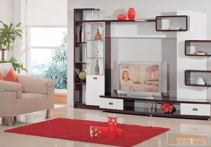 Muebles modernos y modernos para una amplia y luminosa sala de estar. Los cambios de tiempo, los materiales cambian y las líneas familiares permanecen.
