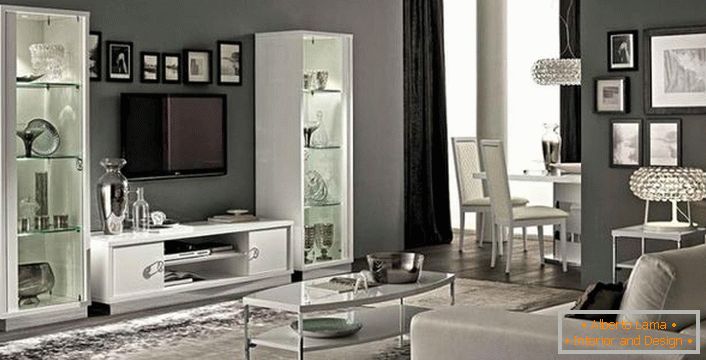 Elegante mobiliario ligero contra un interior gris claro.