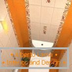 La combinación de azulejos blancos y naranjas en el diseño del inodoro