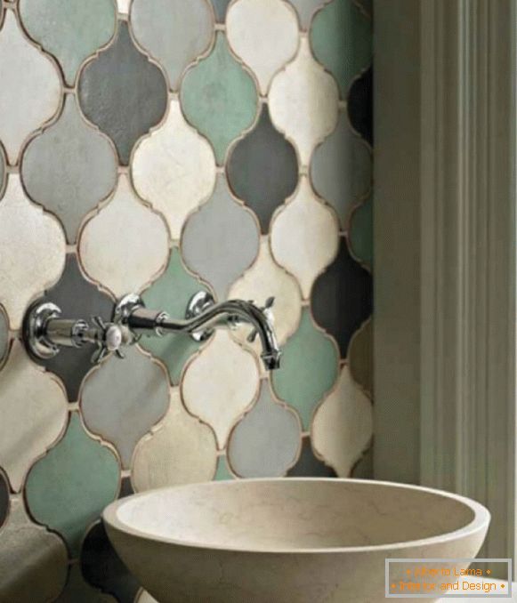 Diseño de azulejos marroquíes en el baño