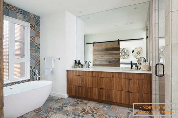 Azulejo de mosaico en el baño photo