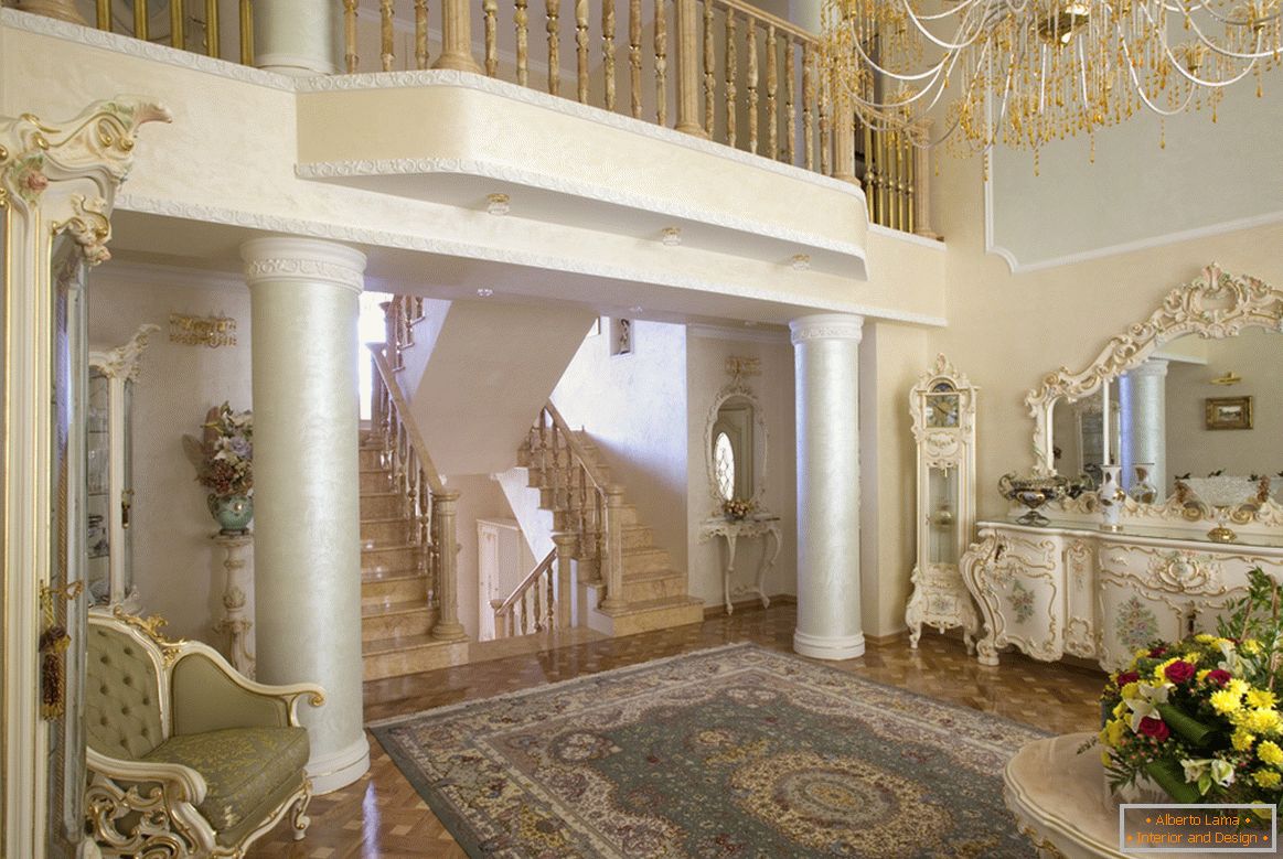 La sala de estar de estilo barroco destaca por las columnas con un pequeño balcón de actuación en el segundo piso.