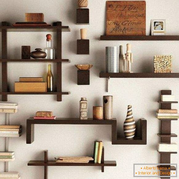 Estantes de madera en la pared para libros y decoración