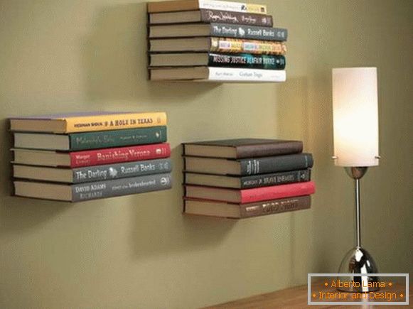 Estantes de libros en la pared en el interior