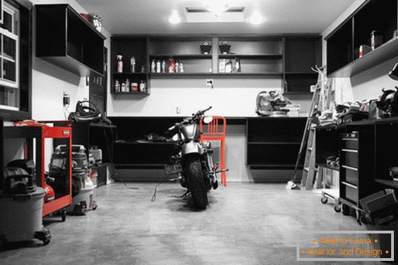 Motocicleta en el interior de un garaje en casa