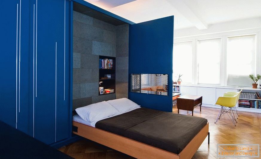 Cama plegable en el diseño de un pequeño apartamento