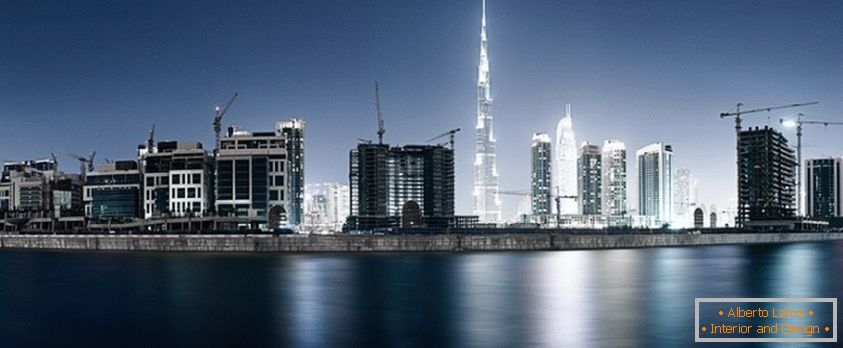 Dubai en construcción en la iluminación nocturna